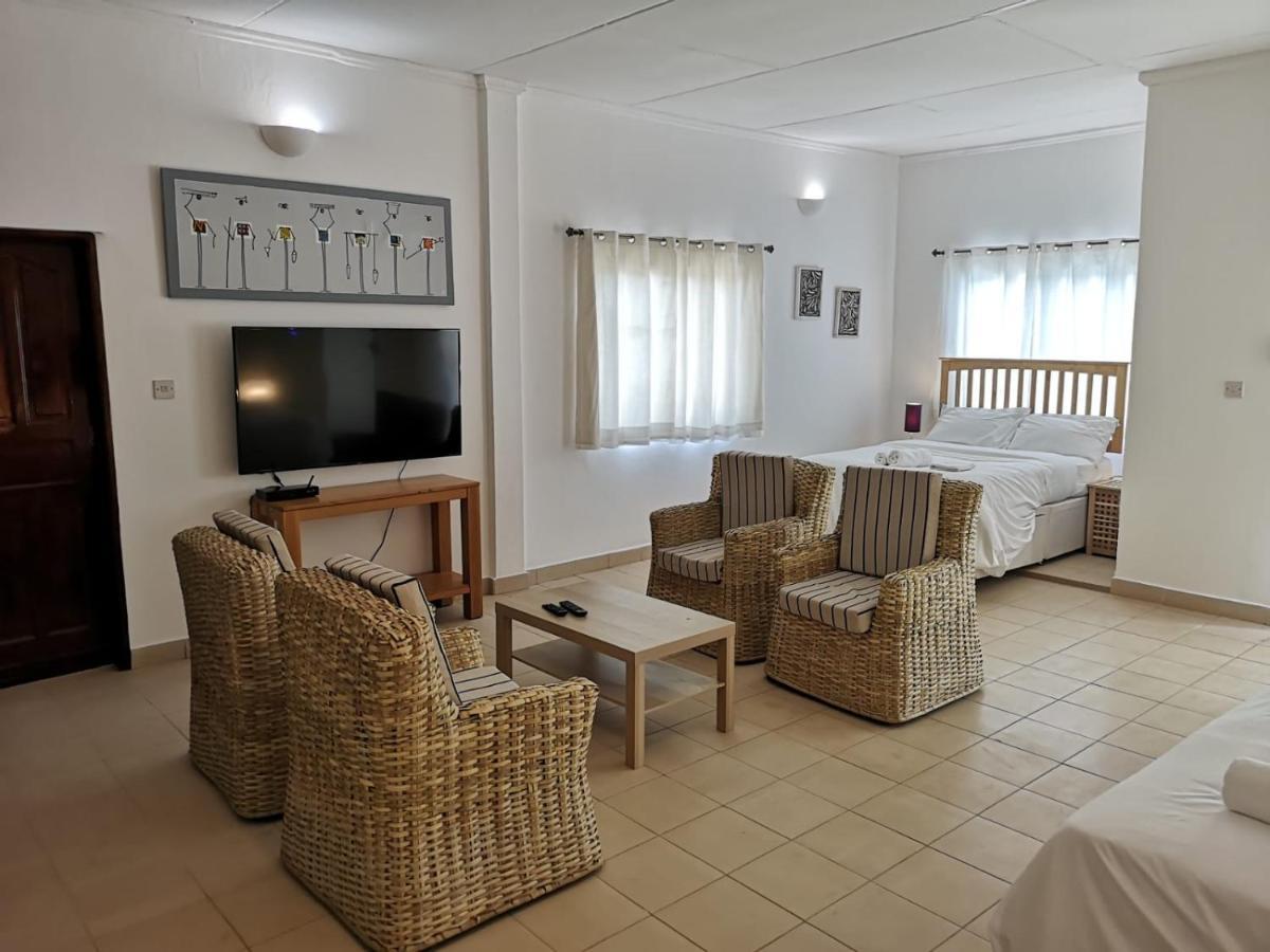 Flame Tree Hotel Kololi Bagian luar foto